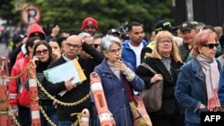 La gente espera afuera de la embajada de Estados Unidos en Colombia después de que sus citas para visas fueron canceladas, en Bogotá el 27 de enero de 2025.