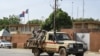 Une patrouille de la Police nationale nigérienne passe devant l'ambassade de France à Niamey, le 28 août 2023.