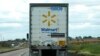 Un camión de Walmart anuncia contratación mientras viaja por la ruta interestatal I-88 en Franklin Grove, Illinois, el lunes 14 de octubre de 2024. (Foto AP/Nam Y. Huh)