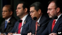 De izquierda a derecha: vicepresidente de El Salvador, Oscar Ortiz, presidente guatemalteco Jimmy Morales, presidente de Honduras Juan Orlando Hernandez y secretario de Relaciones Exteriores de México, Luis Videgaray, en la Conferencia sobre Prosperidad y Seguridad en Centroamérica, el 15 de junio de 2017, en Miami. (Foto AP / Wilfredo Lee). La segunda Conferencia sobre Prosperidad y Seguridad en Centroamérica se realiza en Washington el 11 y 12 de octubre de 2018.