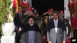 El presidente de Irán, Ebrahim Raisi, a la izquierda, con el presidente de Venezuela, Nicolás Maduro, cuando llegan al palacio presidencial de Miraflores en Caracas, Venezuela, el lunes 12 de junio de 2023. (Foto AP/Ariana Cubillos)