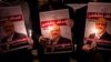 Manifestantes portan carteles y velas para protestar por el asesinato del periodista saudí Jamal Khashoggi fuera del consulado del reino en Estambul. Foto del 25 de octubre de 2018.