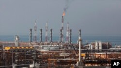 El economista venezolano José Toro Hardy estima que Venezuela se verá muy perjudicada por este contexto, a pesar de la caída de la producción.