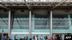 Ciudadanos estadounidenses hacen cola en la entrada del Aeropuerto Augusto C. Sandino de Managua en Managua el 20 de mayo de 2020.