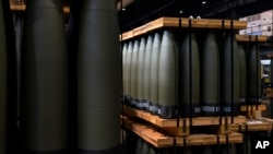 ARCHIVO - Proyectiles de artillería de 155 mm se almacenan en la planta de municiones del ejército de Scranton en Scranton, Pensilvania, el 13 de abril de 2023.