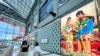 แฟ้มภาพ - ผู้คนเดินผ่านร้าน Gucci ใน Marina Bay Sands ที่สิงคโปร์ เมื่อ 19 ม.ค. 2023 (รอยเตอร์)