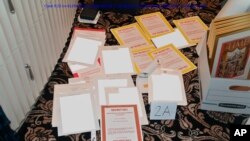ARCHIVO - Imagen de documentos confidenciales hallados el 8 de agosto de 2022 en la residencia del expresidente Donald Trump, en Florida, divulgada por el Departamento de Justicia.