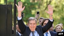 El líder opositor venezolano Edmundo González Urrutia saluda a sus seguidores junto al presidente de Uruguay, Luis Lacalle Pou, después de una reunión en la residencia presidencial de Suárez y Reyes en Montevideo el 4 de enero de 2025.