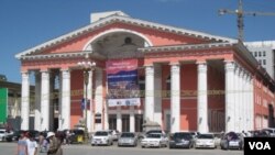 俄罗斯对蒙古的影响，蒙古首都乌兰巴托市中心的俄国式建筑，类似建筑在俄罗斯也能遇到，几乎出自相同设计图纸。(美国之音白桦 拍摄)