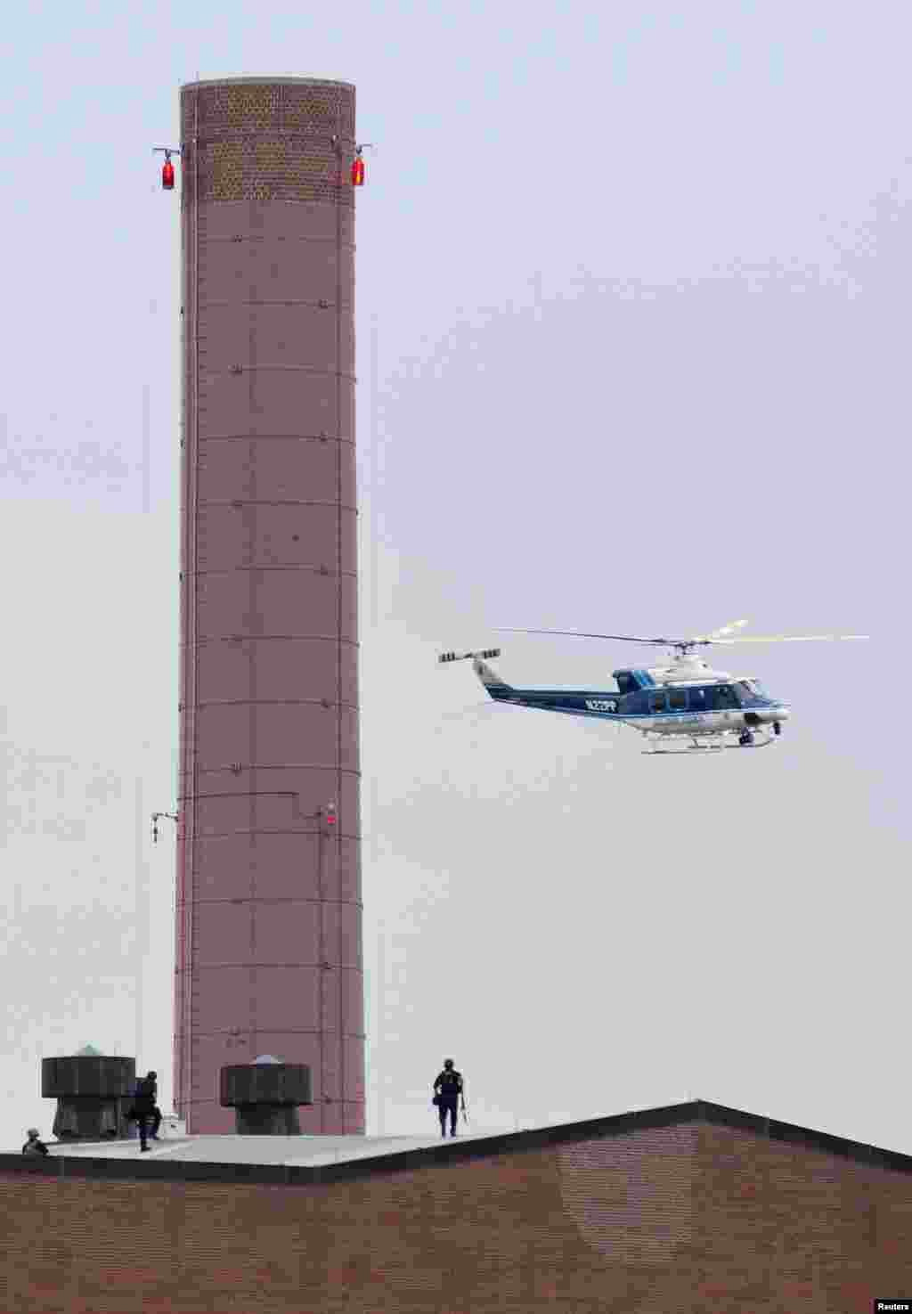 直升机在海军海上系统司令部上空盘旋