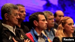 En la fotografía el legislador de la coalición venezolana de partidos de la oposición (MUD) Henry Ramos Allup, el líder opositor de Venezuela Henrique Capriles, en Venezuela el 8 de marzo de 2018.