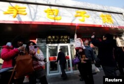 2013年12月29日，人们在北京庆丰包子铺门前拍照留念。前一天，中国国家主席习近平在庆丰包子铺用餐。后来有些不满习近平的人称他为“习包子”“庆丰帝”。