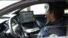 La oficial de policía del condado Arlington, Patrice Malone,revisa su computadora a bordo de su patrulla.