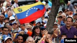 Los partidarios del líder opositor venezolano Juan Guaidó participan en una sesión de la Asamblea Nacional en una plaza pública en Caracas, Venezuela. Foto: Reuters.