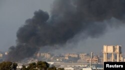Una columna de humo se eleva en el centro de Gaza tras un ataque aéreo el 11 de diciembre.