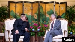 El líder de Corea del Norte, Kim Jong Un se reunió con el primer ministro de Singapur, Lee Hsien Loong en Singapore, el 10 de junio de 2018.