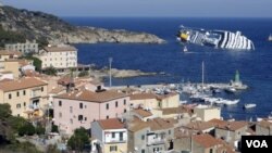 El crucero semihundido visto desde la costa occidental de la Isla italiano de Crucero: error del capitán Giglio.