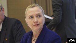 La jefa de la diplomacia estadounidense Hillary Cllinton citó el caso de personas que han resultado encarceladas por expresar su opinión.