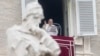 El papa Francisco habla a los fieles desde un balcón del Vaticano el 15 de enero de 2023.