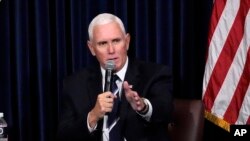 El exvicepresidente Mike Pence habla en la Biblioteca y Museo Presidencial Ronald Reagan el 17 de noviembre de 2022 en Simi Valley, California, EEUU.
