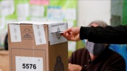 Un hombre emite su voto en un colegio electoral durante las elecciones legislativas primarias, en Buenos Aires, Argentina, el 12 de septiembre de 2021.