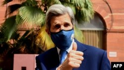 El enviado de Estados Unidos para el clima, John Kerry, hace gesto cuando llega al Ministerio de Finanzas para una reunión con la Ministra de Finanzas de India, Nirmala Sitharaman, en Nueva Delhi el 6 de abril de 2021.