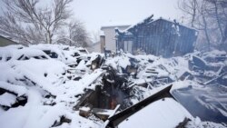 Una llama parpadea en los restos de una casa destruida por un par de incendios forestales, el 1 de enero de 2022, en Superior, Colorado, EE. UU.