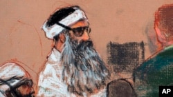 ARCHIVO - Este dibujo de diciembre de 2008 muestra a Khalid Sheikh Mohammed, al centro, y a su cómplice Walid Bin Attash, izquierda, durante una sesión previa a un juicio en la Base Naval de Bahía de Guantánamo, Cuba.