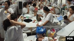 The maternity ward at Joseph Fabella Memorial Hospital, the Philippines' largest public maternal health hospital in Manila, July 22, 2015. (Photo: Simone Orendain / VOA)