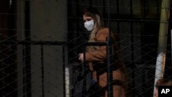 La expresidenta interina de Bolivia, Jeanine Áñez, camina hacia su sentencia en la cárcel de mujeres de Miraflores, en La Paz, Bolivia, el miércoles 15 de junio de 2022