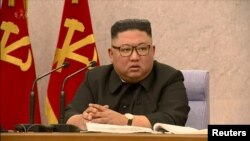 El líder norcoreano Kim Jong Un durante una reunión del Comité Central del Partido de los Trabajadores el 12 de febrero de 2021.