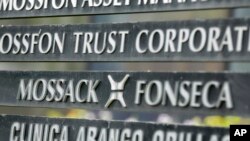 ARCHIVO. En esta foto de archivo del lunes 4 de abril de 2016, una marquesina del Edificio Arango Orillac enumera el bufete de abogados Mossack Fonseca, en Ciudad de Panamá.