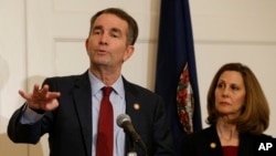 El gobernador de Virginia, Ralph Northam, dijo en conferencia de prensa el sábado que le den la oportunidad de demostrar el hombre que es ahora al disculparse por la foto que se tomó hace más de 30 años.