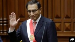 El nuevo presidente del Perú, Martín Alberto Vizcarra saluda al pleno del Congreso luego de jurar al cargo en reemplazo de Pedro Pablo Kuzcinsky, quien renunció por acusaciones de corrupción. Lima, Perú. Marzo 23 de 2018.