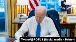 El presidente de EE. UU., Joe Biden, firma una orden ejecutiva para prohibir el comercio y la inversión entre individuos de EE. UU. y las dos regiones separatistas del este de Ucrania reconocidas como independientes por Rusia. (Casa Blanca / Foto vía Reuters )