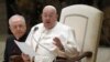 Papa Francisco en condición estable en hospital, aún con algo de fiebre