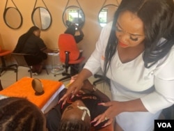 uNkosikazi Charity Tshuma ufundisa owesifazana ezokucombacomba