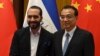 El presidente de El Salvador, Nayib Bukele, posa junto al Primer Ministro chino Li Keqianp, en el Gran Salón del Pueblo, en Pekín, el pasado 3 de diciembre al anunciarse un paquete de cooperación de China.