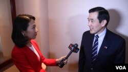 美国之音记者樊冬宁访问台湾前总统马英九 (2017年3月11日，美国之音乔栈拍摄)
