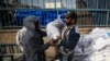Palestinos desplazados reciben ayuda alimentaria en la sede de UNRWA en Rafah, en el sur de la Franja de Gaza, el 28 de enero de 2024. La agencia de asistencia de la ONU se encuentra actualmente en el ojo de la tormenta.