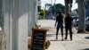 Un cartel anuncia el número de clientes permitidos en una tienda de West Hollywood, en el área de Los Ángeles, California, el 18 de noviembre de 2020.