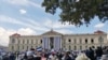 Miles de manifestantes recorrieron varias arterias de la capital salvadoreña el domingo para llegar al centro de San Salvador y expresar su rechazo a las políticas del presidente Nayib Bukele.