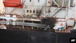 El barco estadounidense Genco Picardy, que fue atacado por drones lanzados por los rebeldes hutíes de Yemen, en el Golfo de Adén, el 18 de enero de 2024. 
