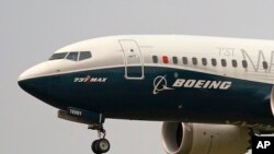 ARCHIVO - Un avión Boeing 737 Max se prepara para aterrizar en Boeing Field tras una prueba de vuelo en Seattle, el 30 de septiembre de 2020.