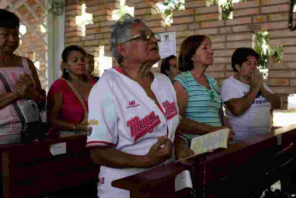 Un grupo de personas ora por Chávez frente a la capilla del Hospital Militar, en Caracas, el 5 de marzo de 2013.
