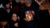Familiares y amigos asisten a la ceremonia fúnebre de Volodymyr Yezhov, militar ucraniano que recientemente fue asesinado en una pelea contra las tropas rusas cerca de la ciudad de Bakhmut, en medio del ataque de Rusia a Ucrania, en Kyiv, Ucrania, el 27 de diciembre de 2022.