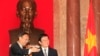 中国国务委员杨洁篪和越南国家主席张晋创在胡志明像前合影（2014年10月27日）
