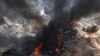 Bomberos palestinos apagan un gran incendio en la fábrica de colchones Foamco al este de Jabalia en el norte de la Franja de Gaza, el 17 de mayo de 2021.