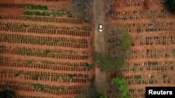 Vista tomada por un dron del cementerio de Villa Formosa, en Sao Paulo, Brasil el 16 de julio de 2020.
