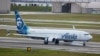 El vuelo 1276 de Alaska Airlines, un Boeing 737-900, rueda por la pista en el Aeropuerto Internacional de Portland en Portland, Oregon, el 6 de enero de 2024.